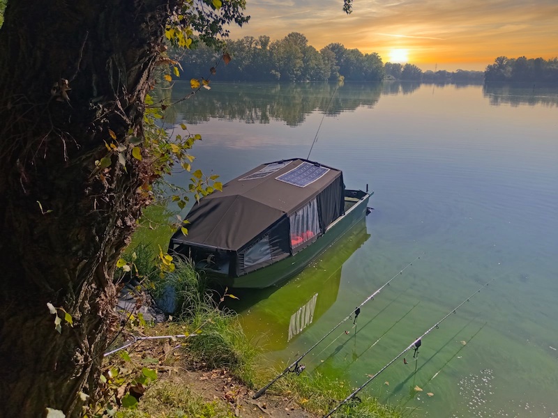 Loď na vodě